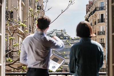 Visite d'un appartment haussmannien par un agent immobilier PYLA Paris