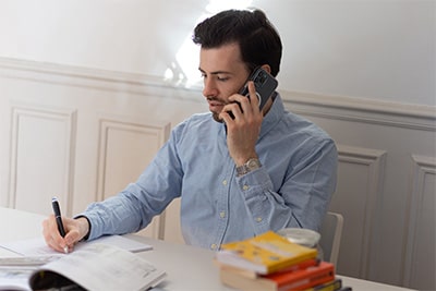 Un agent immobilier Pyla Paris négociant un contrat